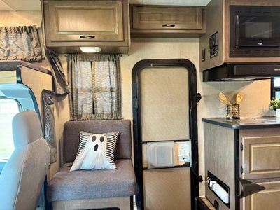 2018 Thor Motor Coach Majestic — photo 14 view