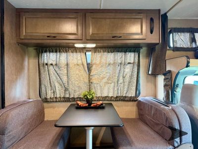 2018 Thor Motor Coach Majestic — photo 11 view