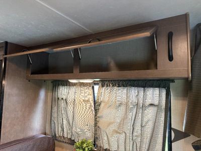 2018 Thor Motor Coach Majestic — photo 12 view