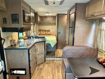 2018 Thor Motor Coach Majestic — photo 9 view
