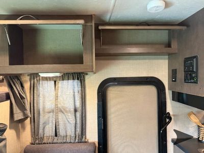 2018 Thor Motor Coach Majestic — photo 15 view