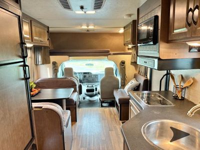 2018 Thor Motor Coach Majestic — photo 10 view