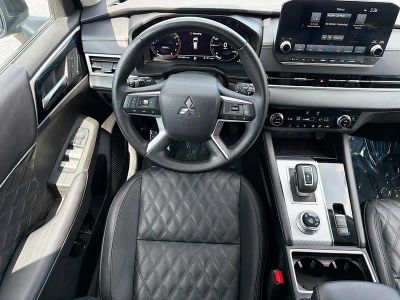 2024 Mitsubishi Outlander — photo 16 view