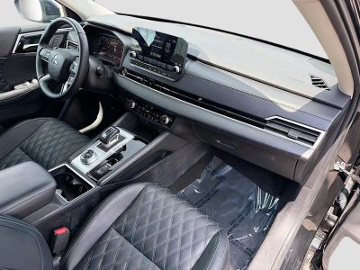 2024 Mitsubishi Outlander — photo 13 view