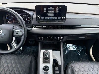 2024 Mitsubishi Outlander — photo 18 view