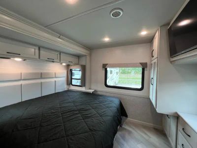 2025 Fleetwood BOUNDER - Photo 15