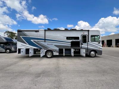 2025 Fleetwood BOUNDER - Photo 26