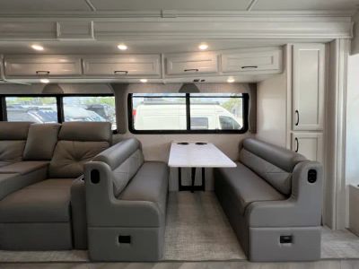 2025 Fleetwood BOUNDER - Photo 13