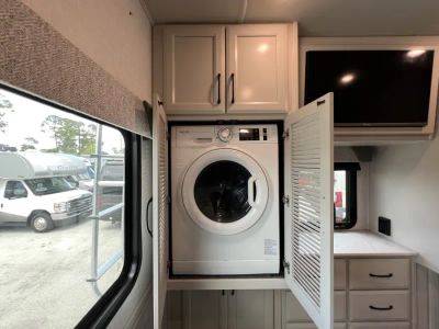 2025 Fleetwood BOUNDER - Photo 24