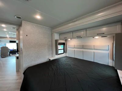 2025 Fleetwood BOUNDER - Photo 17