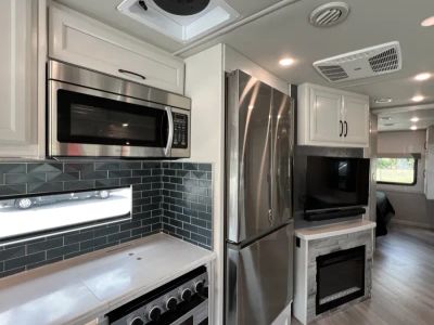2025 Fleetwood BOUNDER - Photo 11