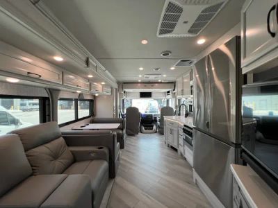 2025 Fleetwood BOUNDER - Photo 3