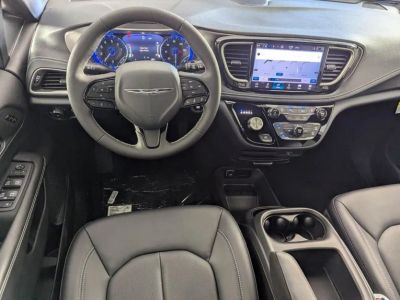 2026 Chrysler Pacifica — photo 13 view