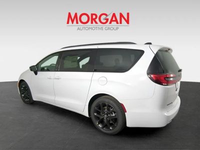 2026 Chrysler Pacifica — photo 7 view
