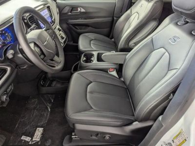 2026 Chrysler Pacifica — photo 10 view