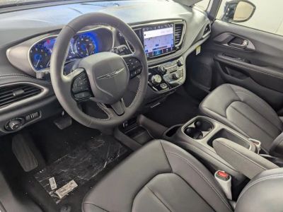 2026 Chrysler Pacifica — photo 12 view