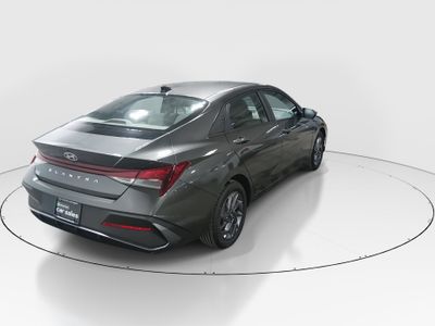2024 Hyundai Elantra — photo 7 view