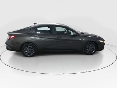 2024 Hyundai Elantra — photo 8 view