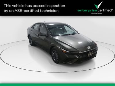 2024 Hyundai Elantra SEL IVT — front three-quarter view
