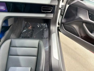 2025 Porsche Taycan — photo 18 view
