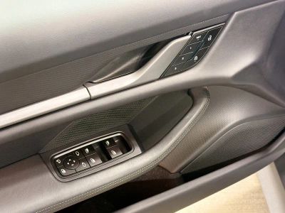 2025 Porsche Taycan — photo 23 view