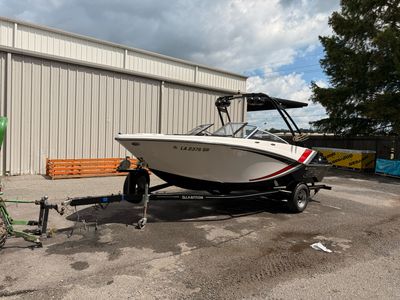 2016 Glastron GTS 207 - Photo 2