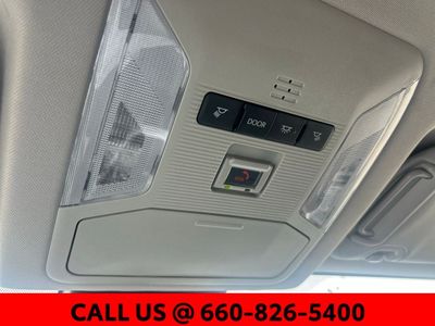 2025 Toyota RAV4 - Photo 18