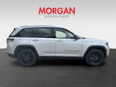 2024 Jeep Grand Cherokee — side profile view