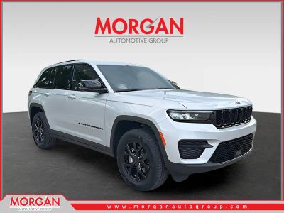 2024 Jeep Grand Cherokee Altitude in Silver Zynith — front three-quarter view