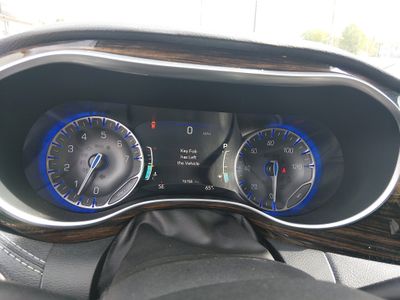 2023 Chrysler Pacifica — photo 14 view