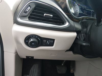 2023 Chrysler Pacifica — photo 13 view
