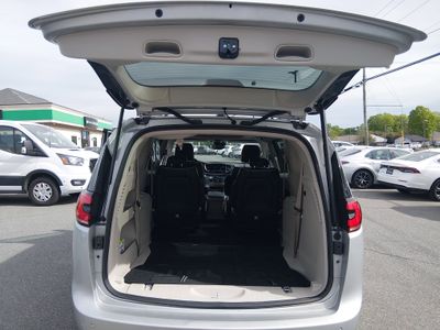 2023 Chrysler Pacifica — photo 11 view