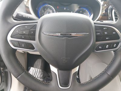 2023 Chrysler Pacifica — photo 12 view