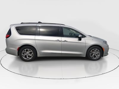 2023 Chrysler Pacifica — photo 8 view