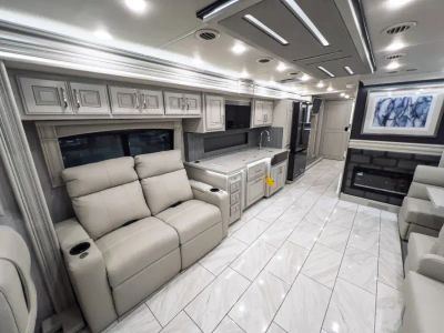 2026 Fleetwood DISCOVERY LXE — photo 8 view