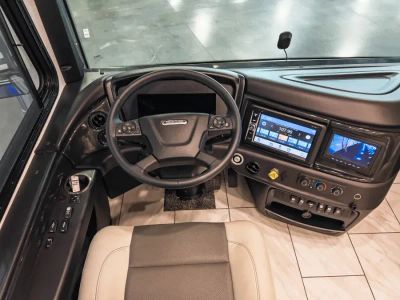 2026 Fleetwood DISCOVERY LXE — side profile view