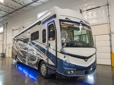 2026 Fleetwood DISCOVERY LXE — front three-quarter view