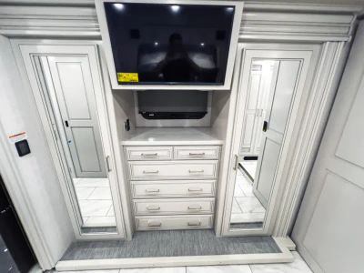 2026 Fleetwood DISCOVERY LXE — photo 16 view