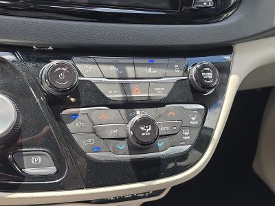 2023 Chrysler Pacifica — photo 26 view
