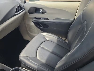 2023 Chrysler Pacifica — photo 16 view