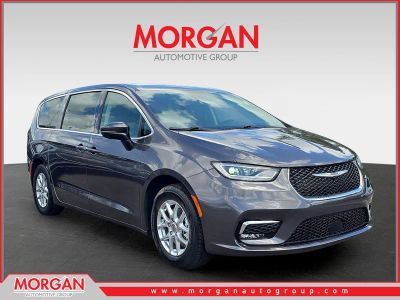 2023 Chrysler Pacifica Touring L in Granite Crystal Metallic Clearcoat — front three-quarter view