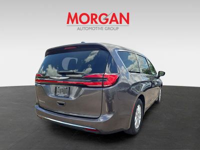 2023 Chrysler Pacifica — photo 8 view