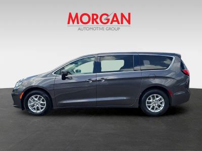 2023 Chrysler Pacifica — detail view