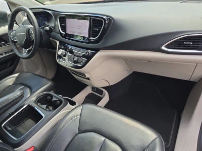 2023 Chrysler Pacifica — photo 12 view