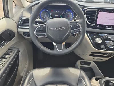 2023 Chrysler Pacifica — photo 14 view
