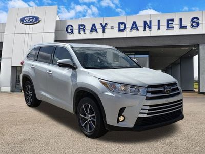 2017 Toyota Highlander - Photo 1