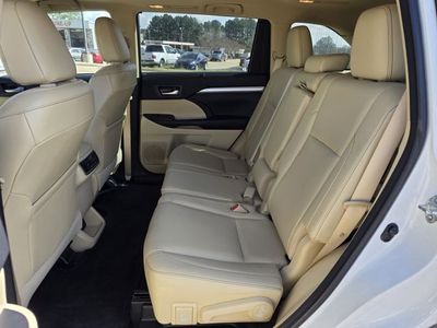 2017 Toyota Highlander - Photo 15