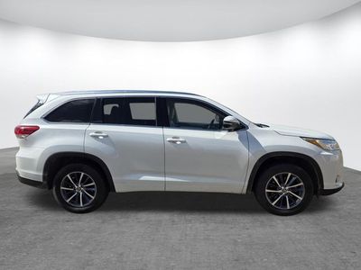2017 Toyota Highlander - Photo 2