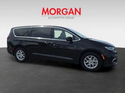 2024 Chrysler Pacifica — side profile view