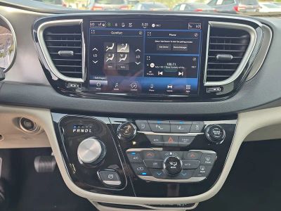 2024 Chrysler Pacifica — photo 17 view